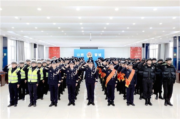 举行迎警旗仪式15.jpg