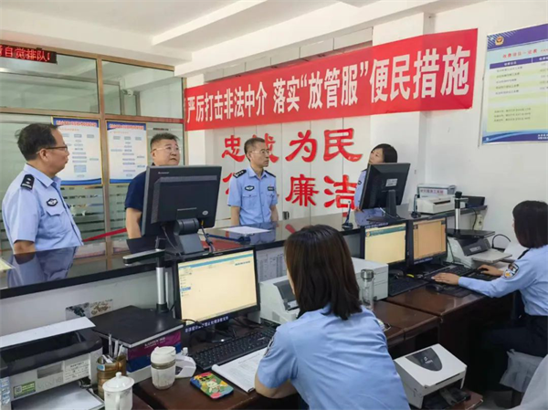 1718099483441023263.png 汾西县政府副县长、县公安局党委书记、局长郑相如深入交管业务场所督导.png