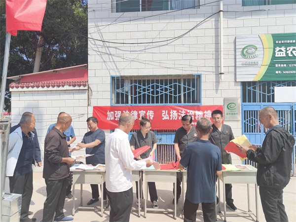到集市开展法治宣传.jpg