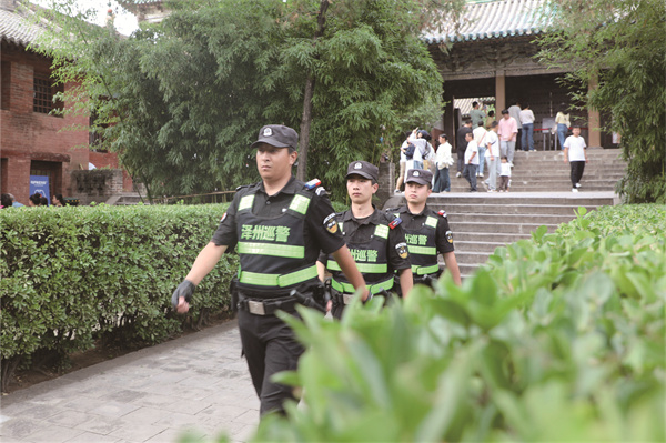 巡特警在玉皇庙景区巡逻.jpg