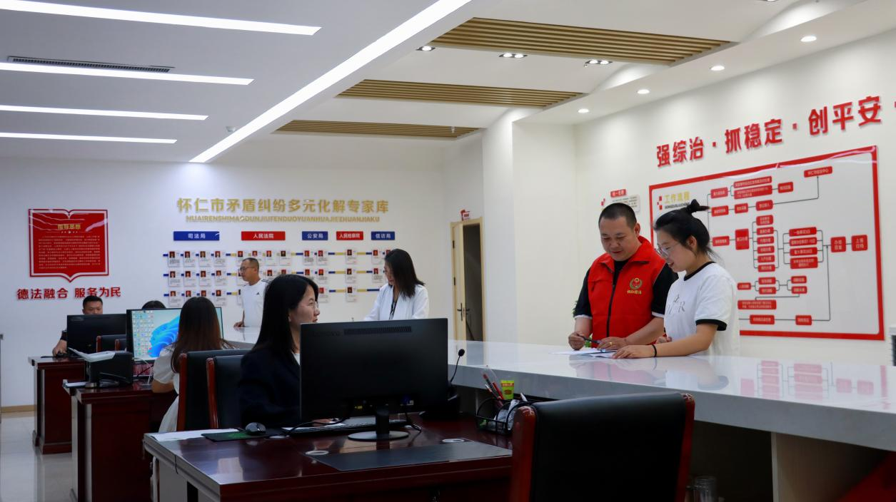 咨询引导，受理群众“心上事”，实现“一站式办结”.png