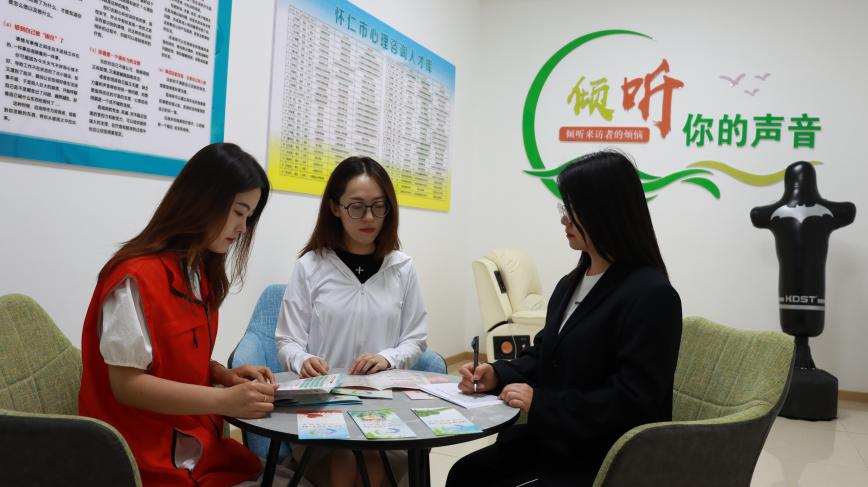 构建“线上+线下”的“121+N”心理健康服务双机制，开展心理疏导和宣传教育工作.png