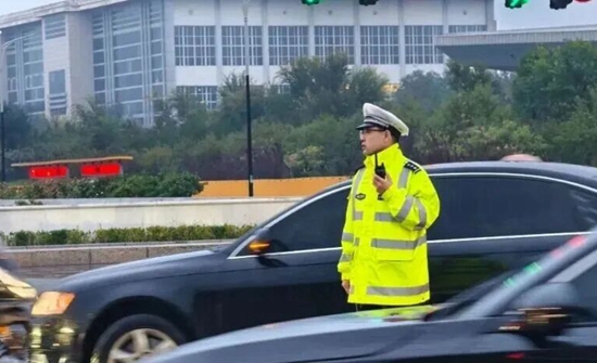 交警1.jpg