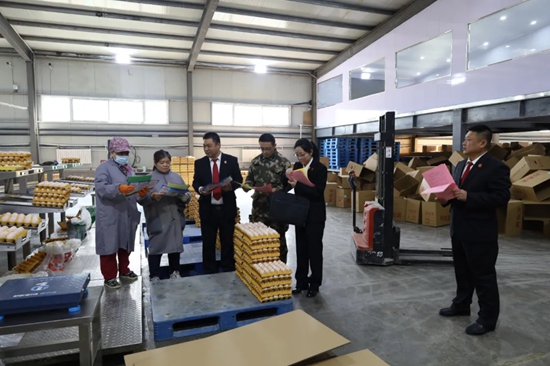 沁县法院开展入企普法促发展活动1.jpg