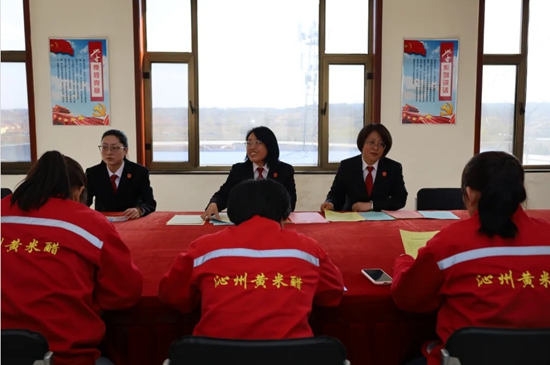 沁县法院开展入企普法促发展活动2.jpg