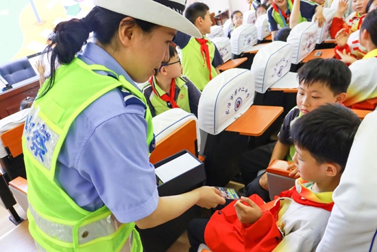 答题集卡！长治170余名小学生趣味学交规3.jpg