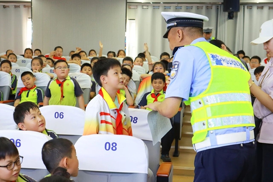 答题集卡！长治170余名小学生趣味学交规4.jpg