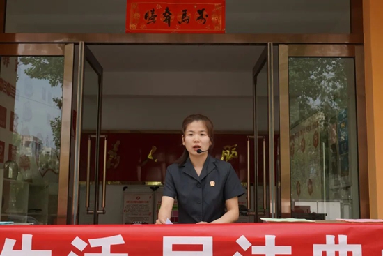 沁县法院开展普法进社区活动22.jpg