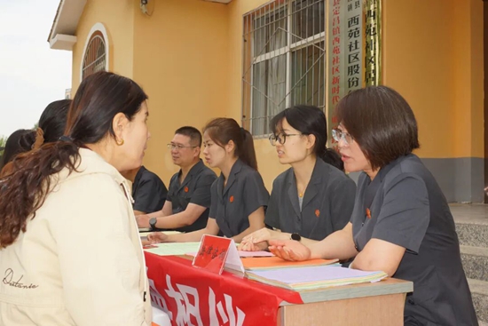 沁县法院开展普法进社区活动66.jpg