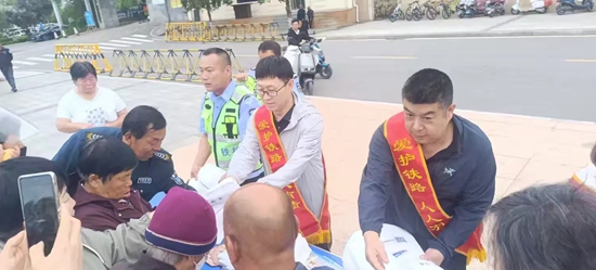 精准宣传聚合力 路地联动护平安——长治市全面启动“5·26我爱路”集中宣传“五进”活动3.jpg
